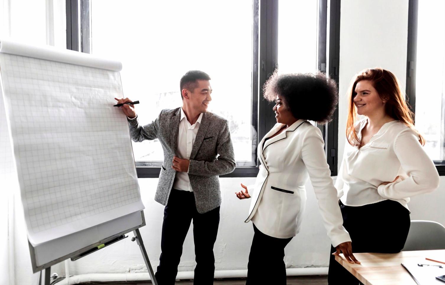 Teilnehmende arbeiten gemeinsam an Finanzplänen