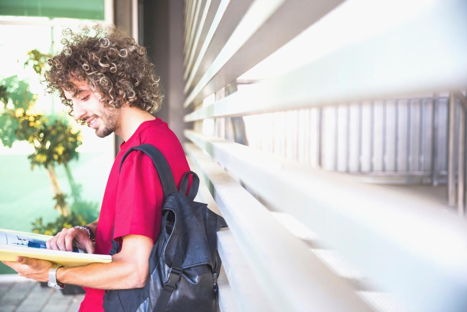 Organisierter Arbeitsplatz mit Laptop und Lernmaterialien für strukturiertes Fernstudium